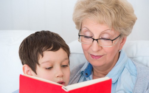 бабушка читает сказку